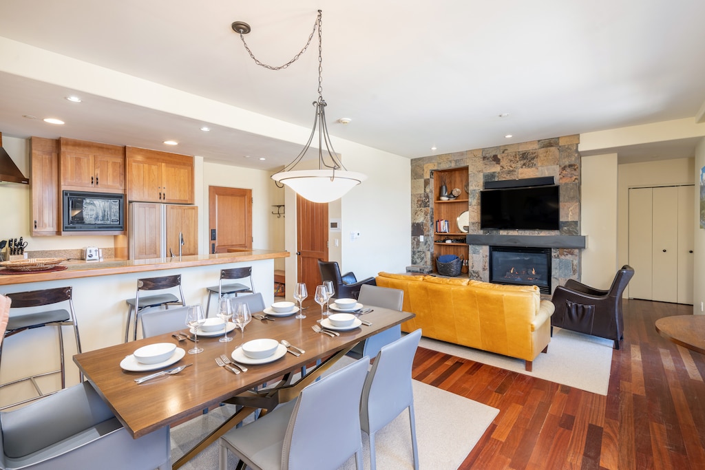 2.0-granita-303-mountain-village-dining3