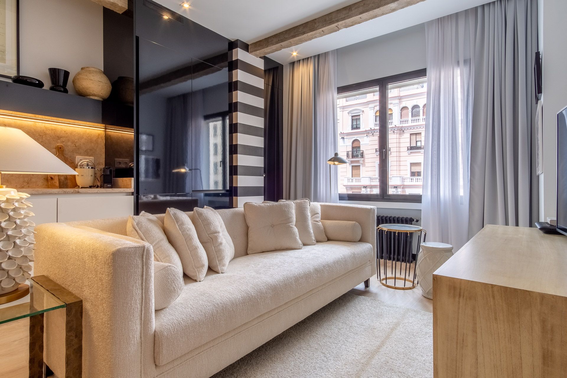 Property Image 2 - Fabulously Designed Modern 1 Bedroom Apartment in Gran Via