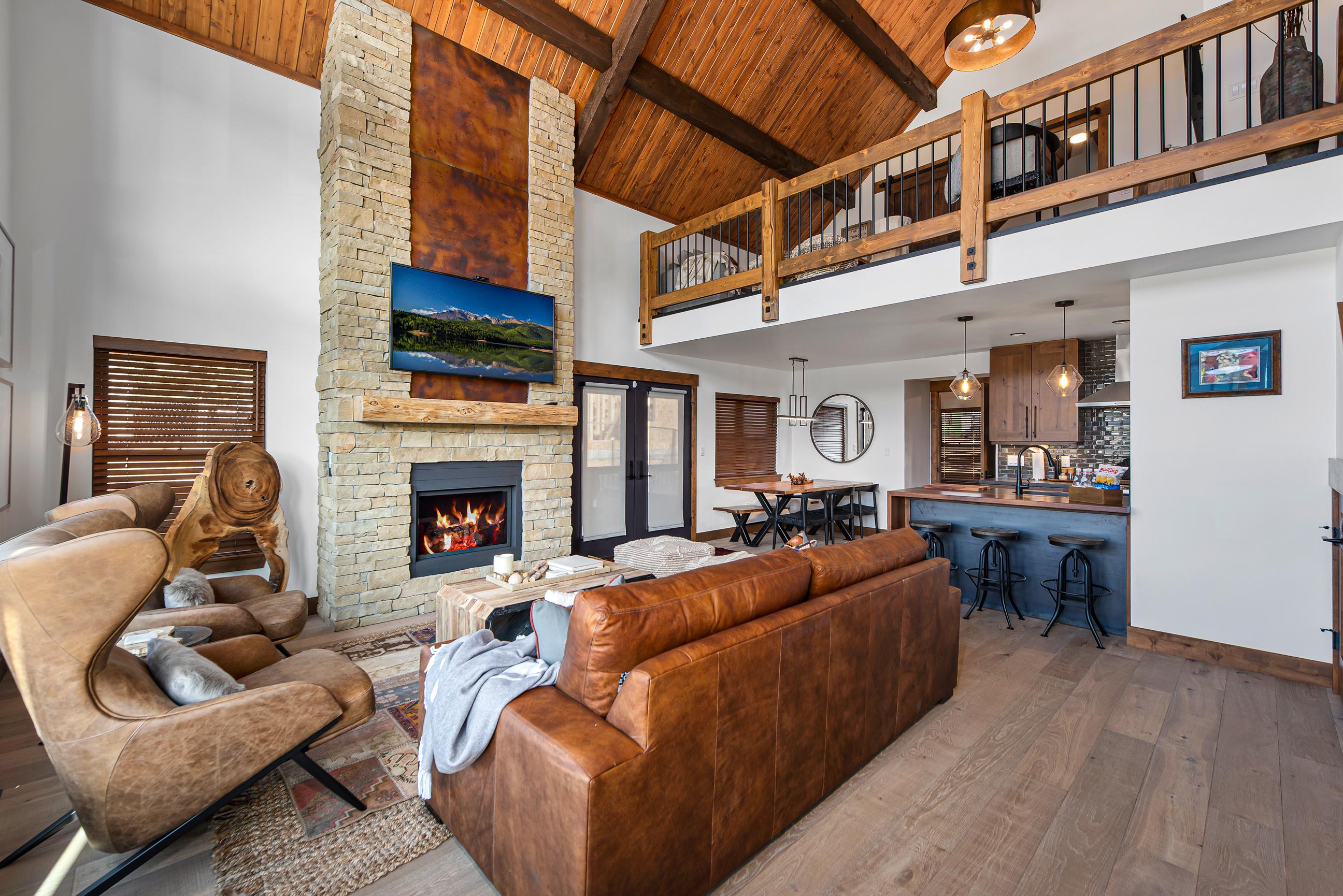 Property Image 1 - The Bear’s Getaway- Private Jacuzzi, Indoor/Outdoor Fireplace, Fantastic Location!