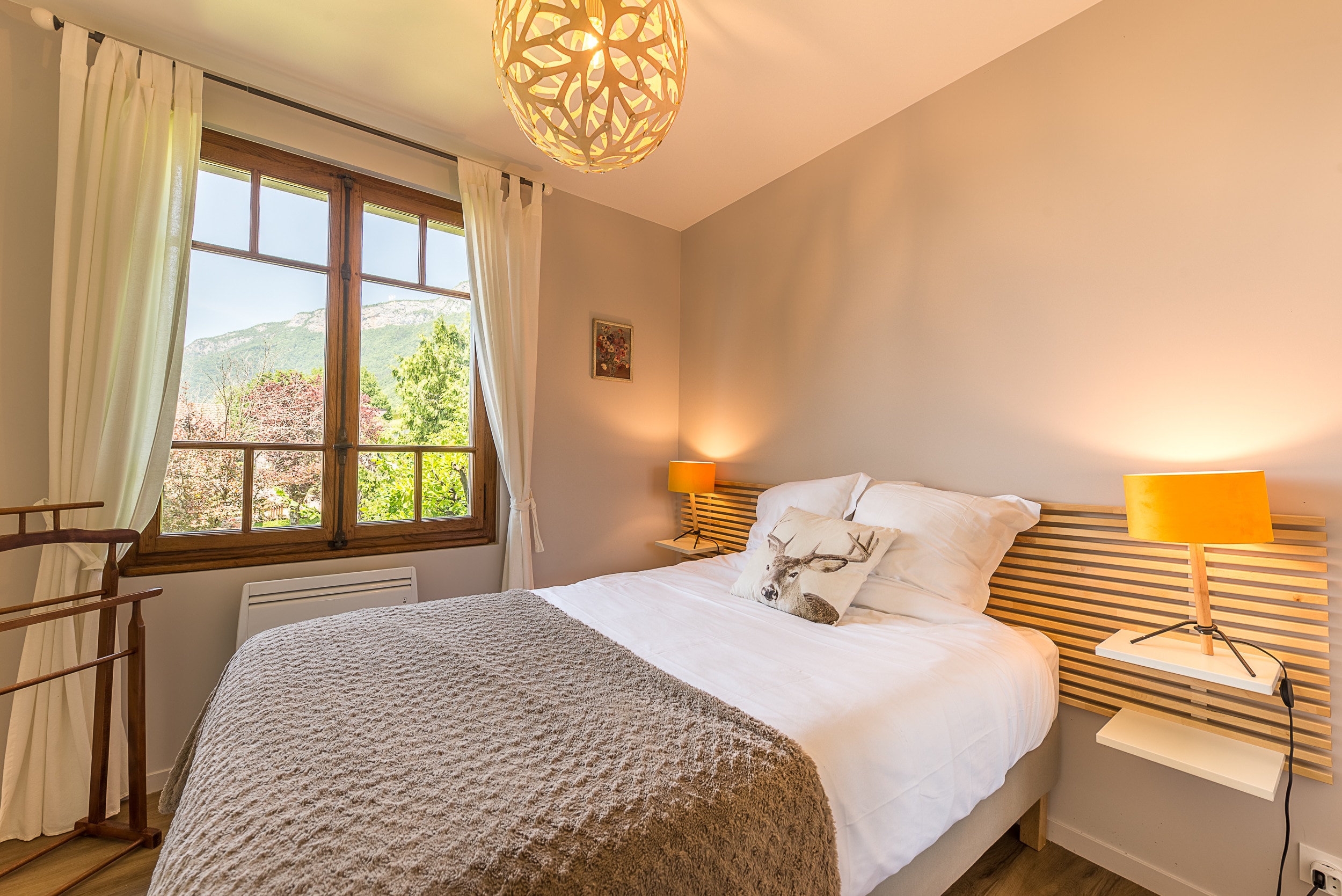 Relax in the refined comfort of our ground-floor double room in Veyrier du Lac. Enjoy a luxurious haven of peace, where the charm of the interior blends harmoniously with the proximity of the surrounding nature. Book now for an exceptional stay.