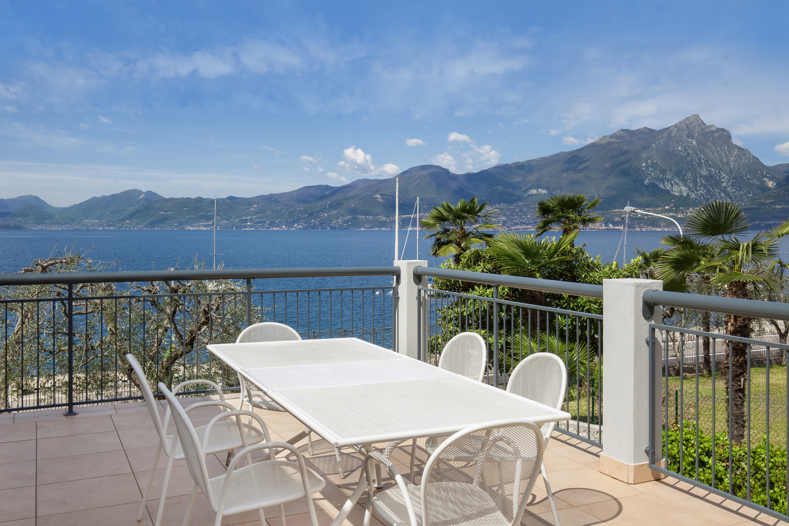 Pleasant Apartment with a Wide Panoramic Dining Room