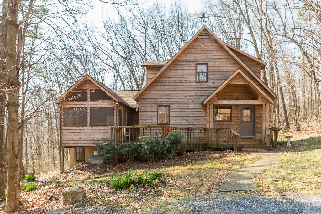 Secluded Cabin 6 miles to JMU Grill Fireplace Home Rental in Harrisonburg