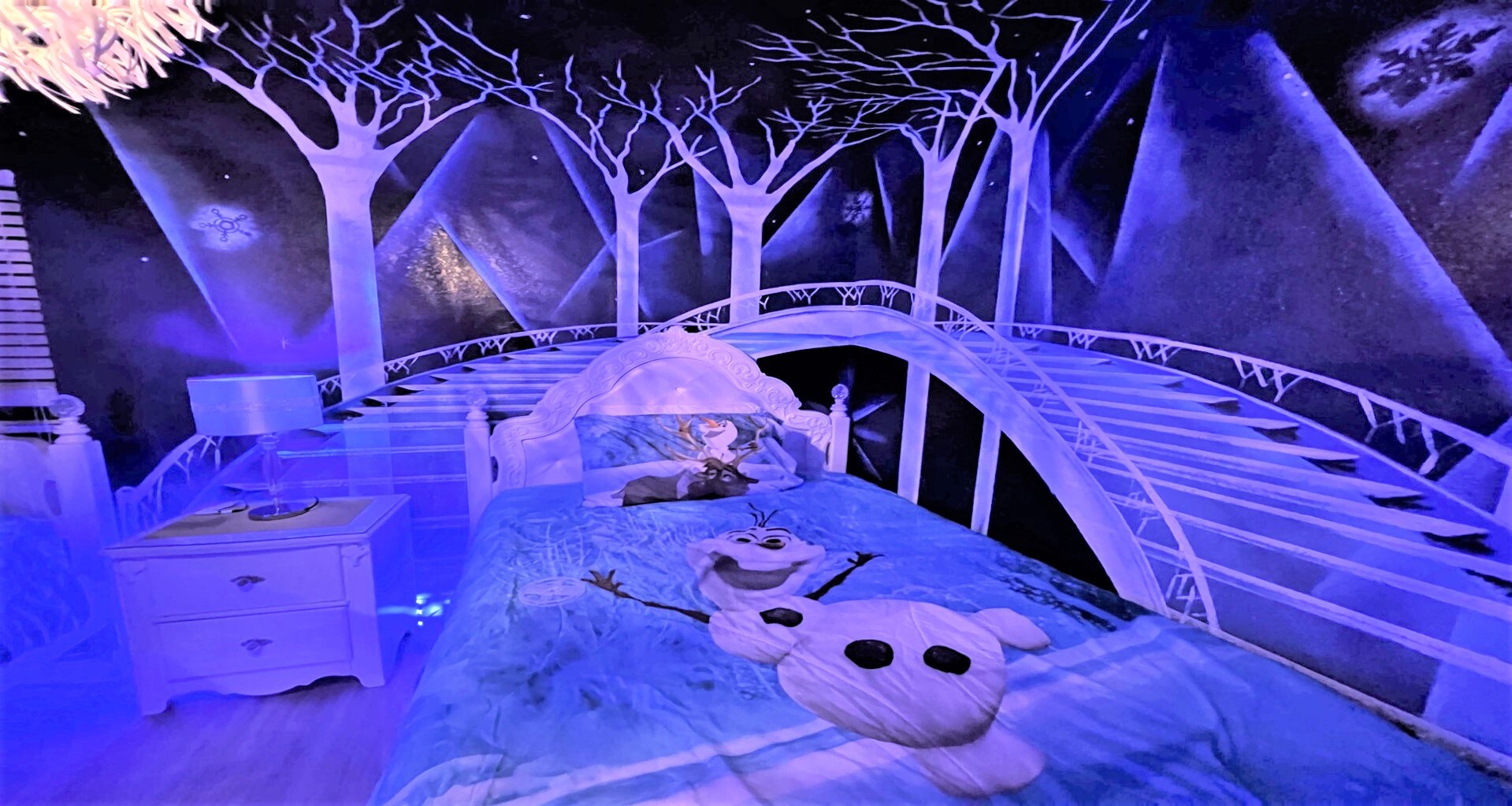 Kids will have fun in this Frozen bedroom with beautiful lights