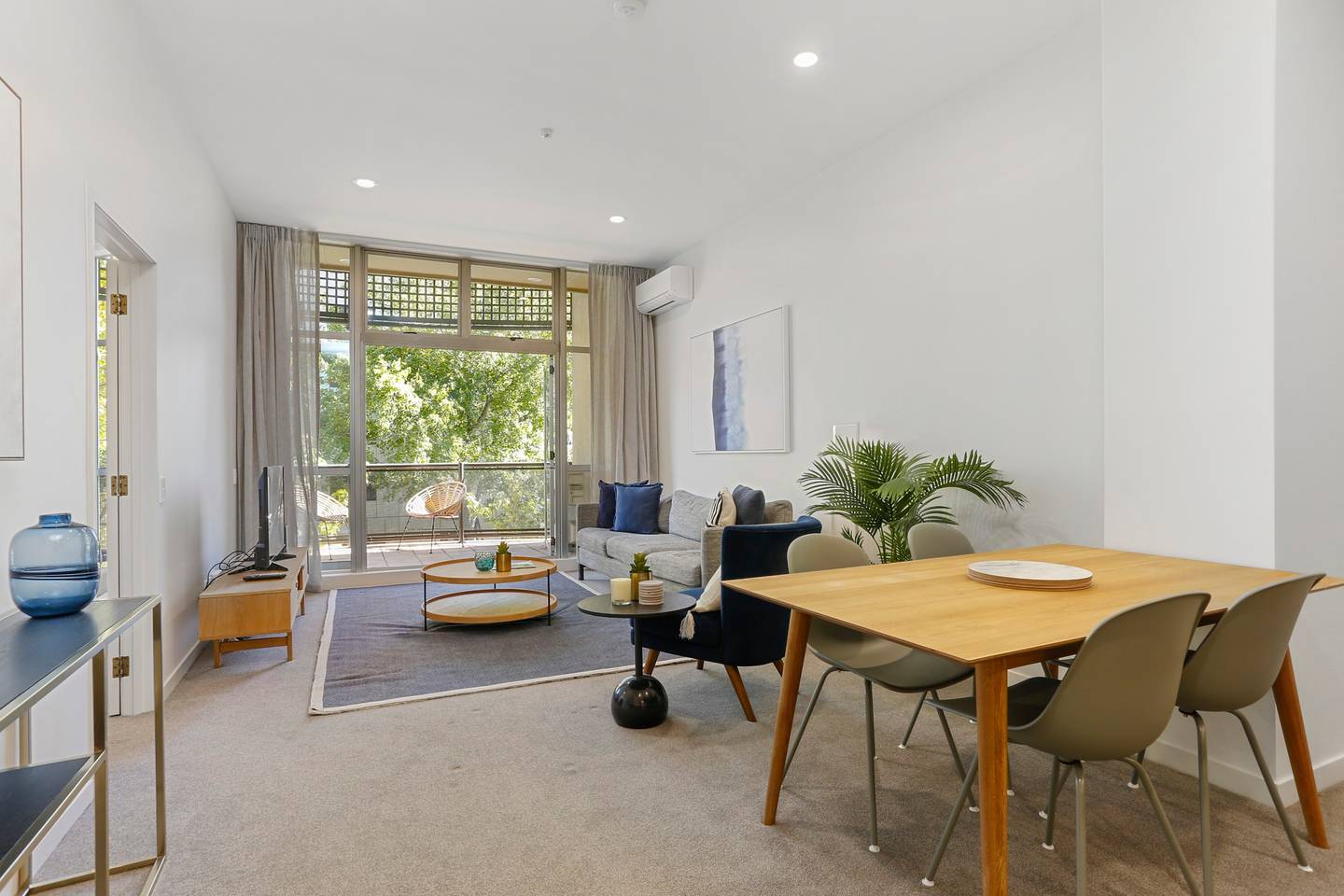 Property Image 2 - Modern Luxury Apartment with Sunny Deck and Carpark