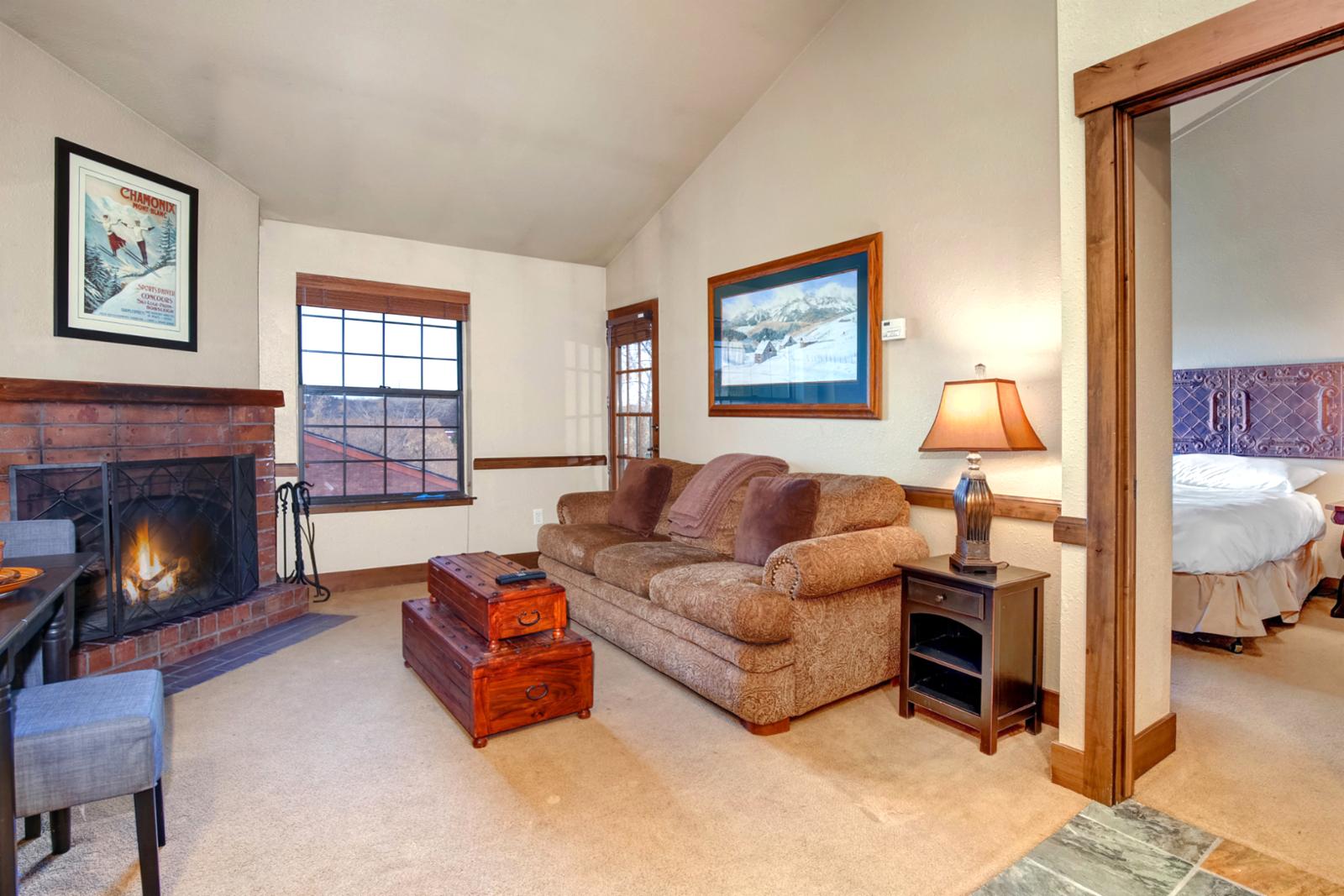 Property Image 2 - CBI-311 Spacious 1 Bdrm 2 Bath, wood fireplace, full kitchen, wifi, walk to slopes!