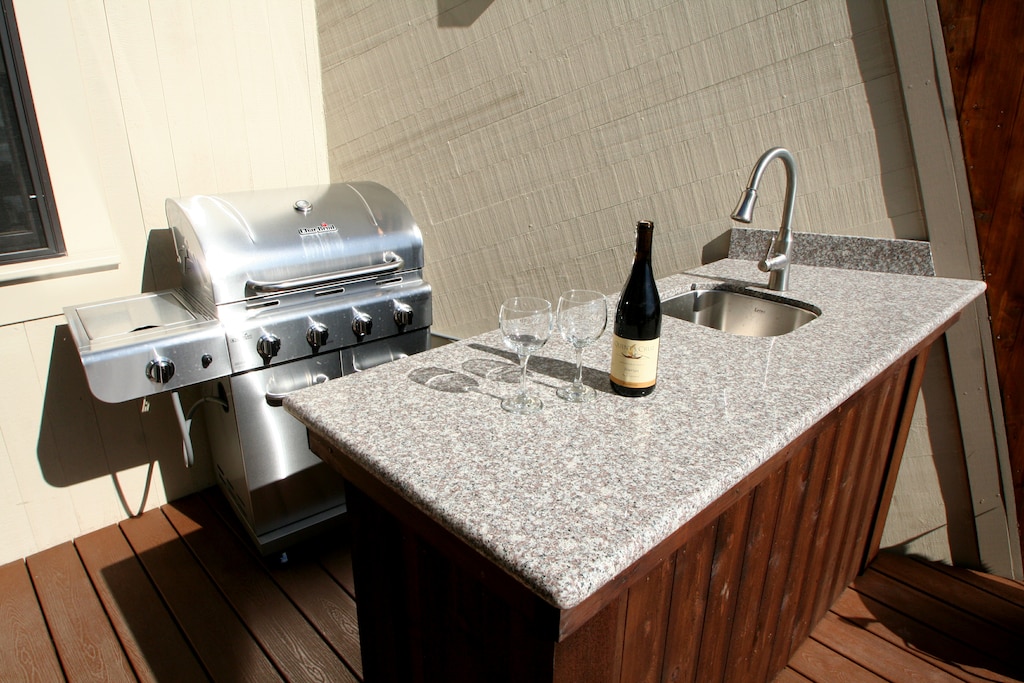 BBQ & OutDoor Sink/Food Prep Area!. 