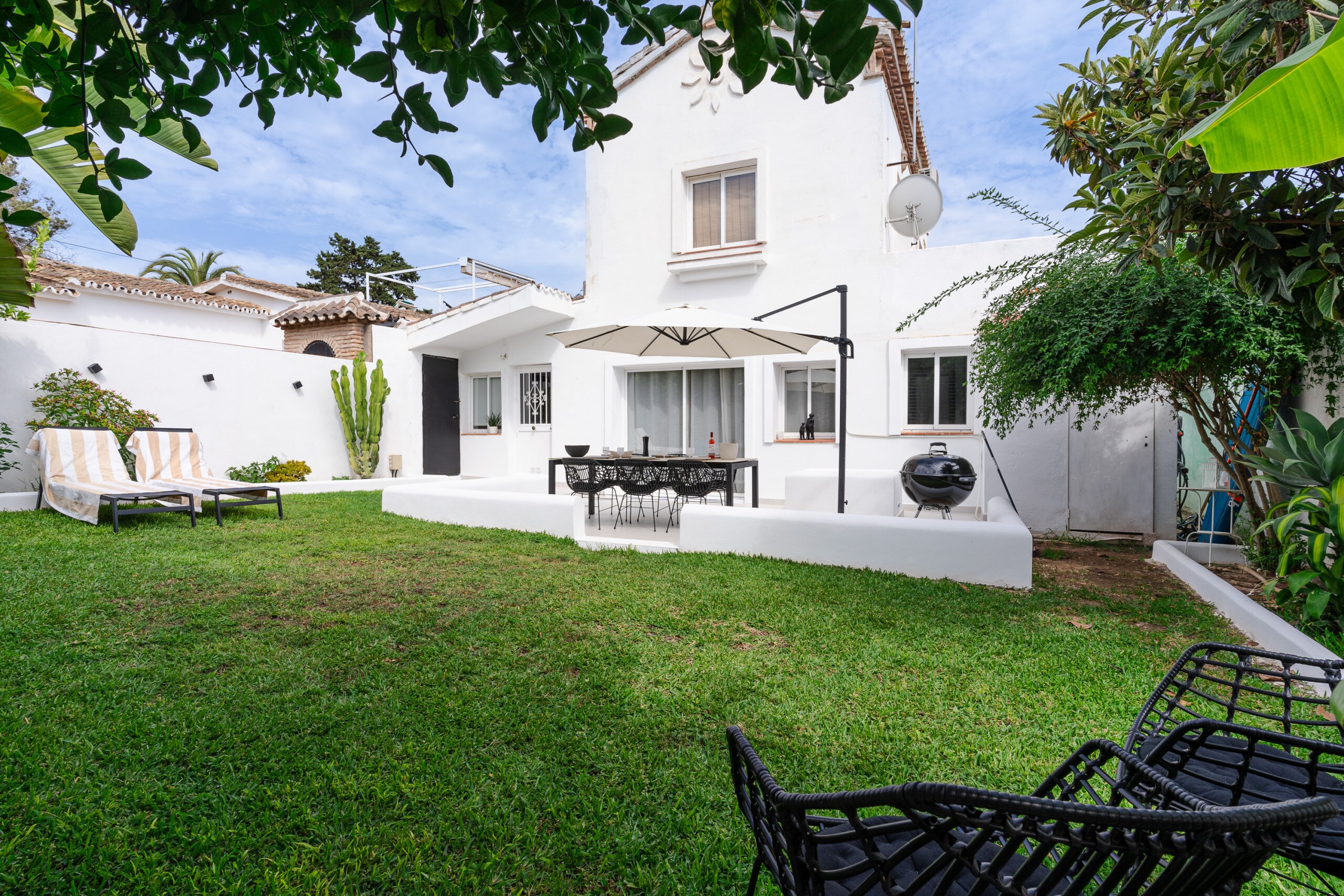 Charming house with private garden located close to the beach