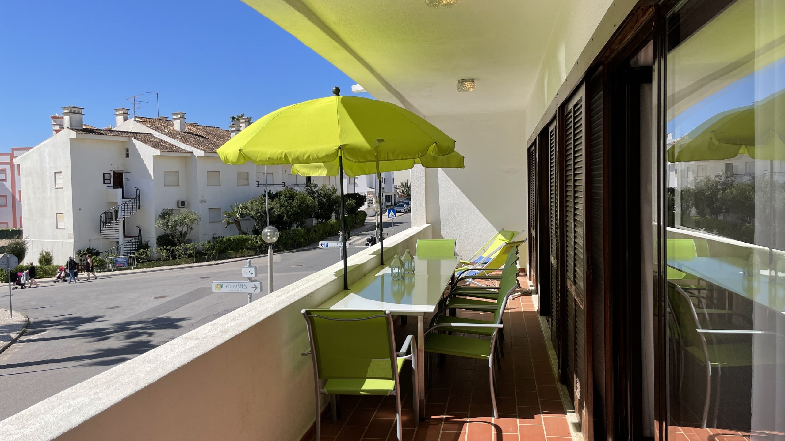 Apartment with 2 bedrooms and two bathrooms, with a fully equipped kitchen; 300 meters from Olhos d'Água beach