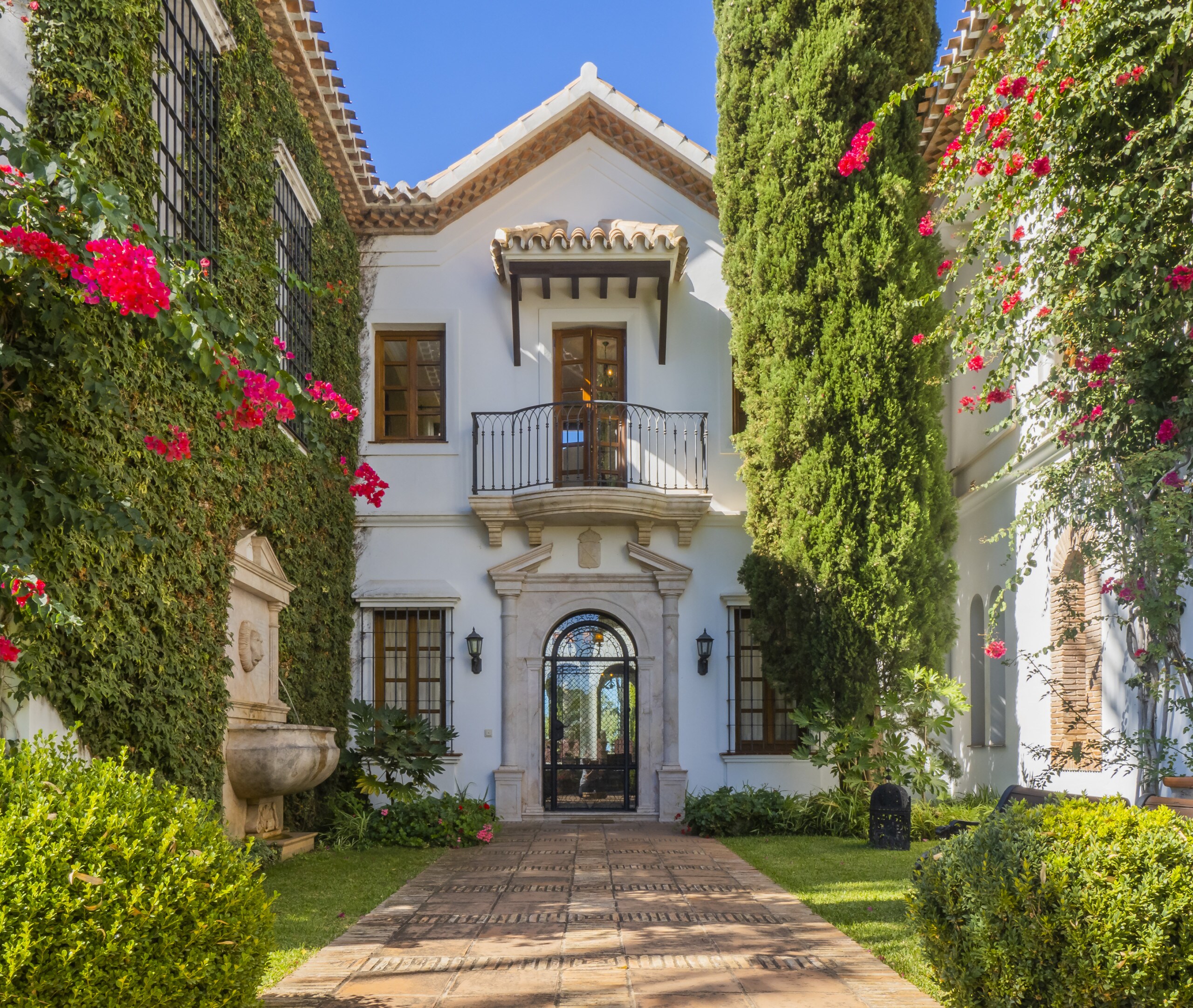 Enjoy the entrance of this luxury villa in Malaga with views of the bay of Malaga and the mountains of Malaga