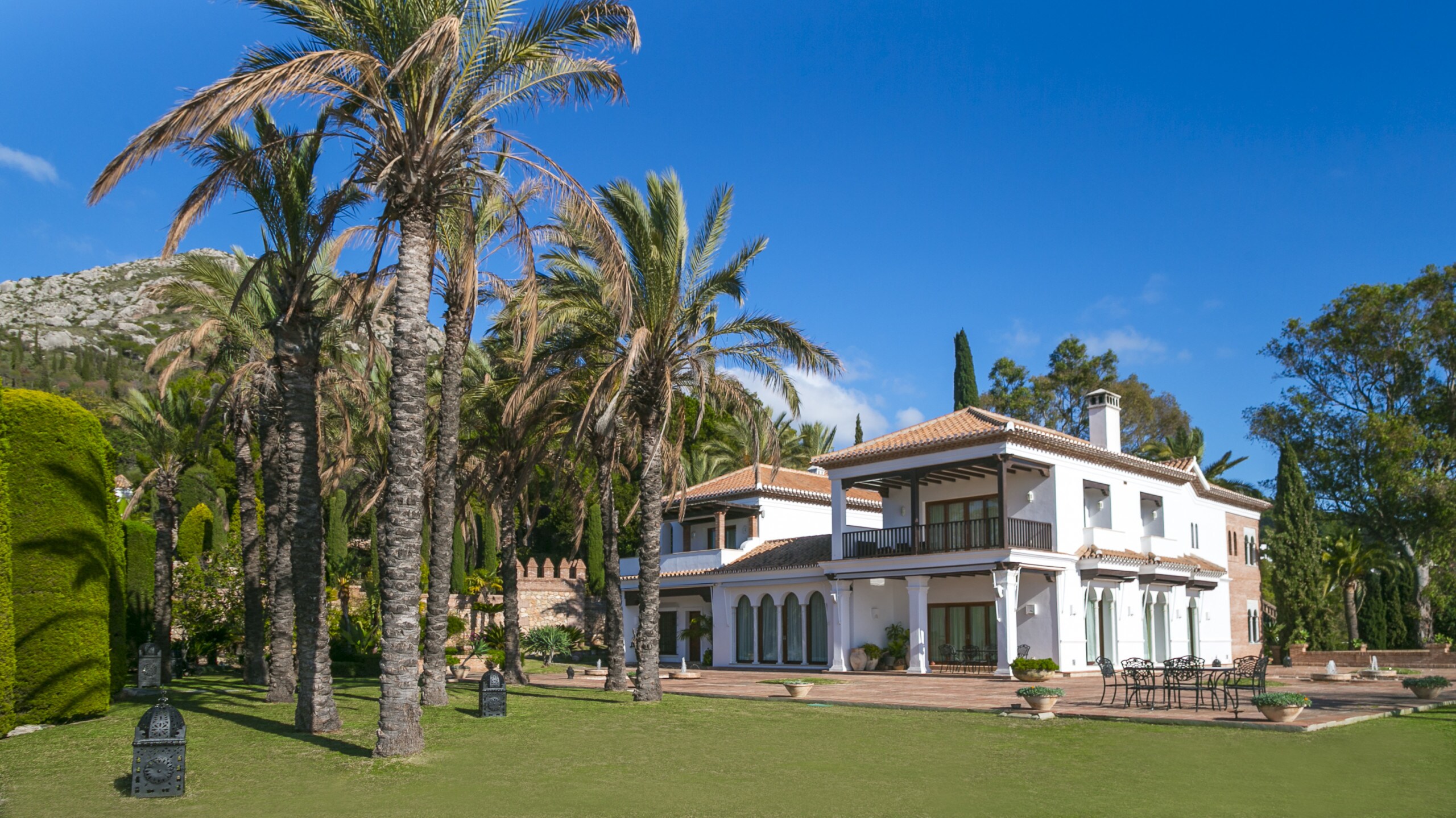 Enjoy the entrance of this luxury villa in Malaga with views of the bay of Malaga and the mountains of Malaga