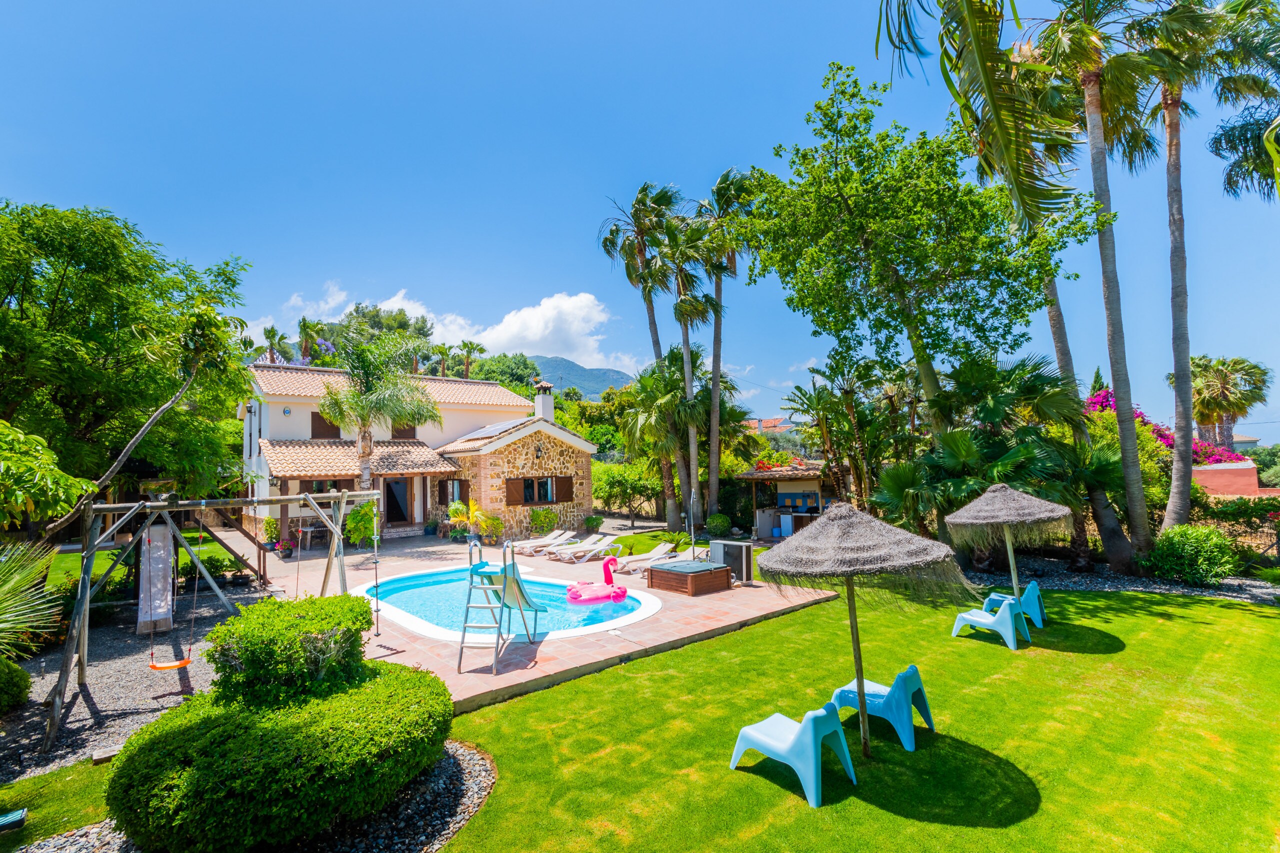 Enjoy the heated pool of this villa in Alhaurín de la Torre
