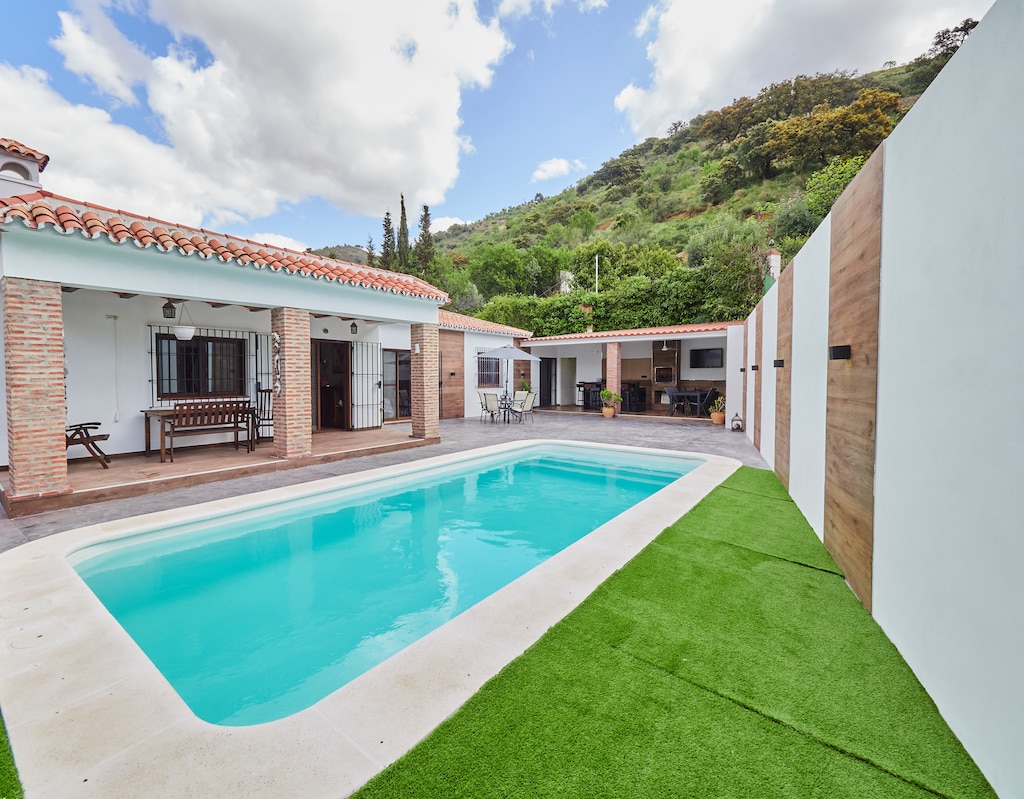 Enjoy the pool of this farm in the Montes de Málaga