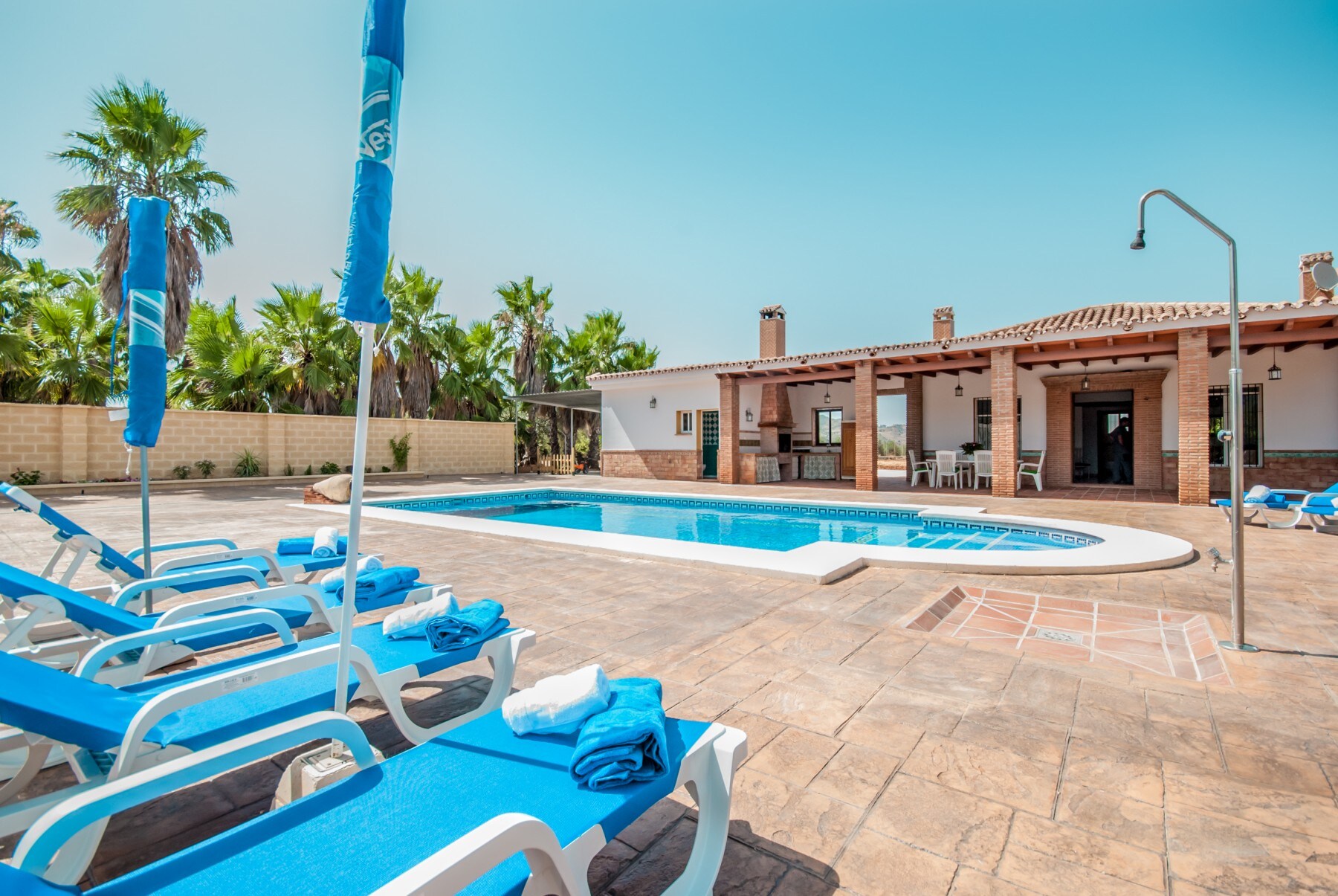 Enjoy the private pool of this estate in Alhaurín el Grande