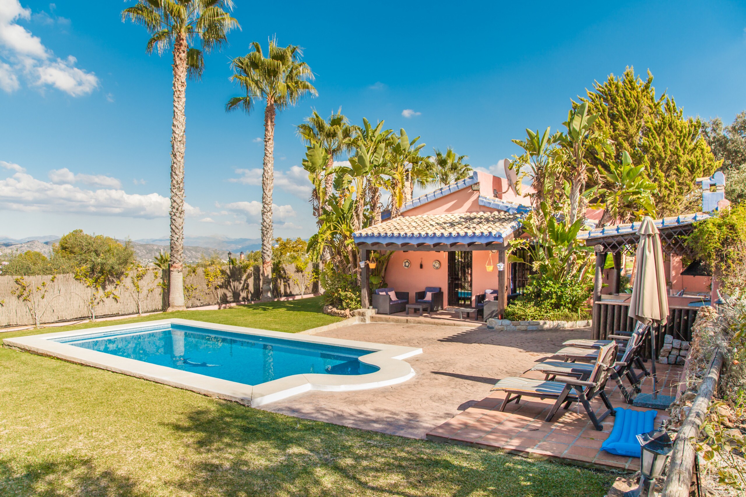 Enjoy the private pool of this estate in Alhaurín de la Torre