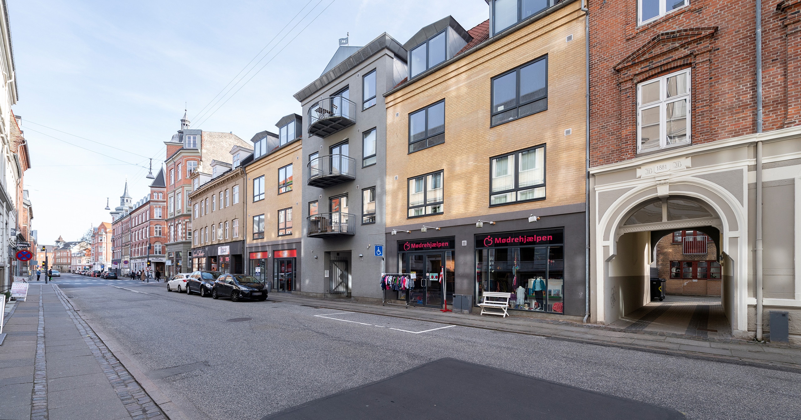 Street view with neighboring sites Street view with neighboring sites