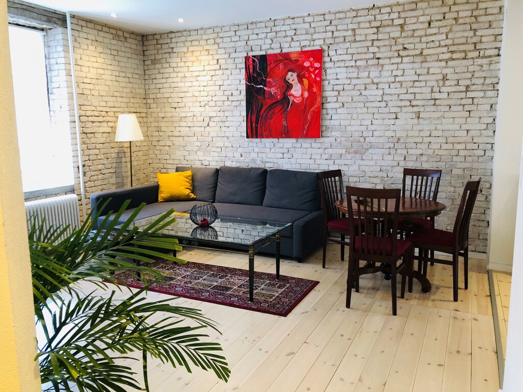 Living room/dining area