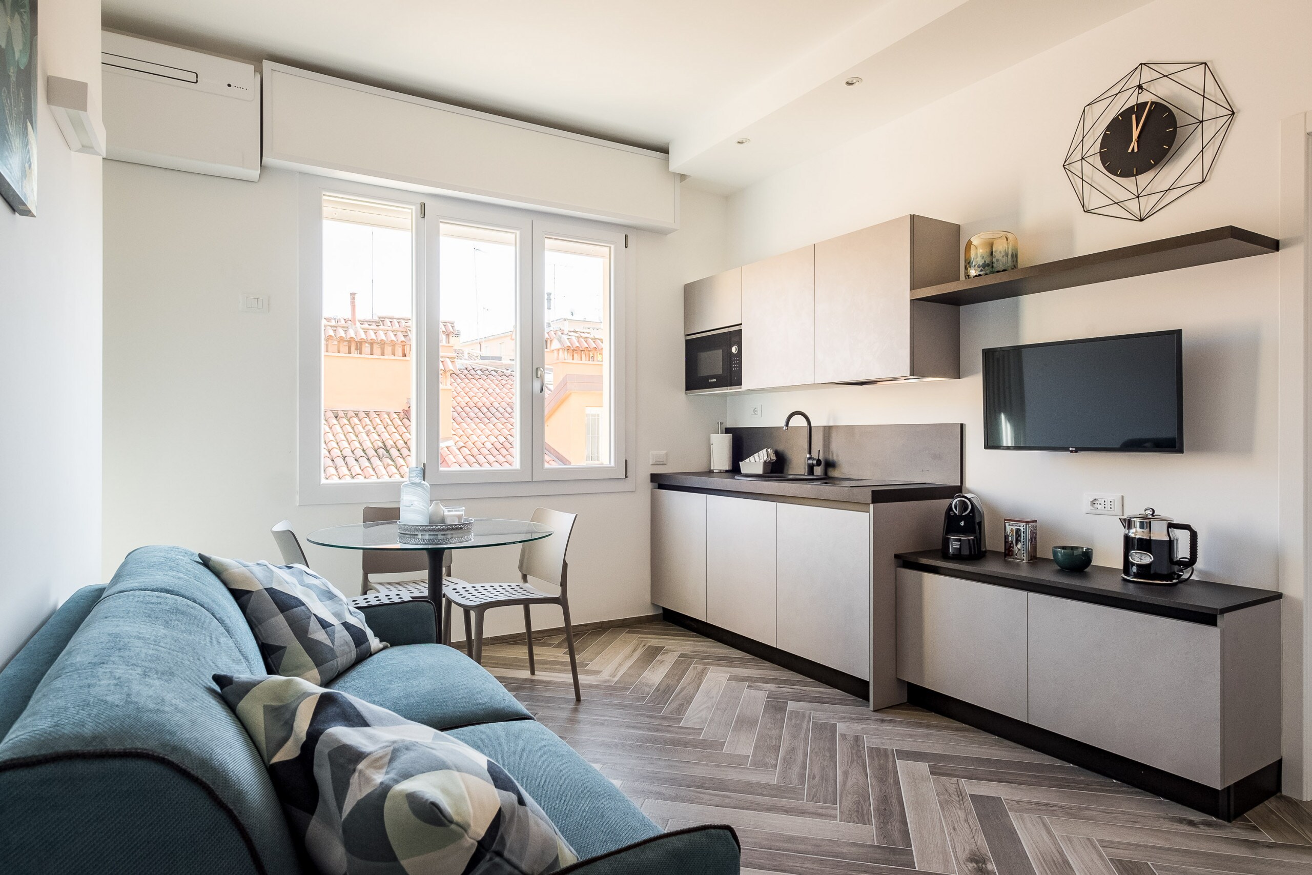 Versatile Upbeat Apartment in Center of Bologna