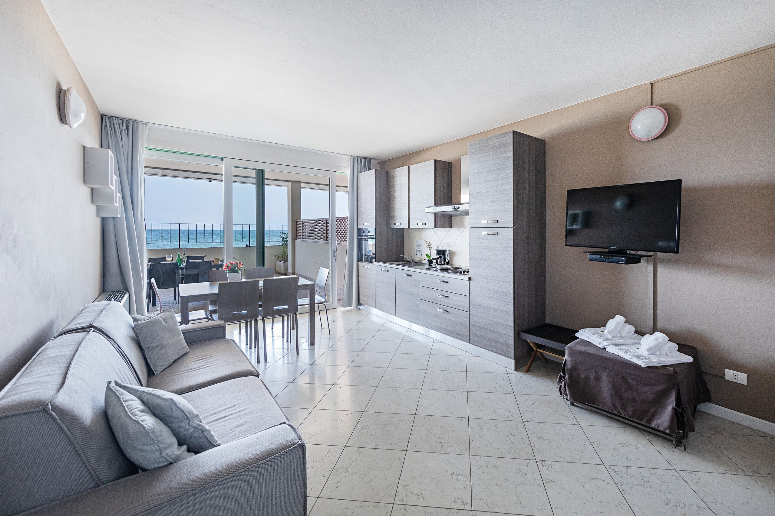 Property Image 2 - Ultra Stylish 2 Bedroom Apartment with Access to Beach