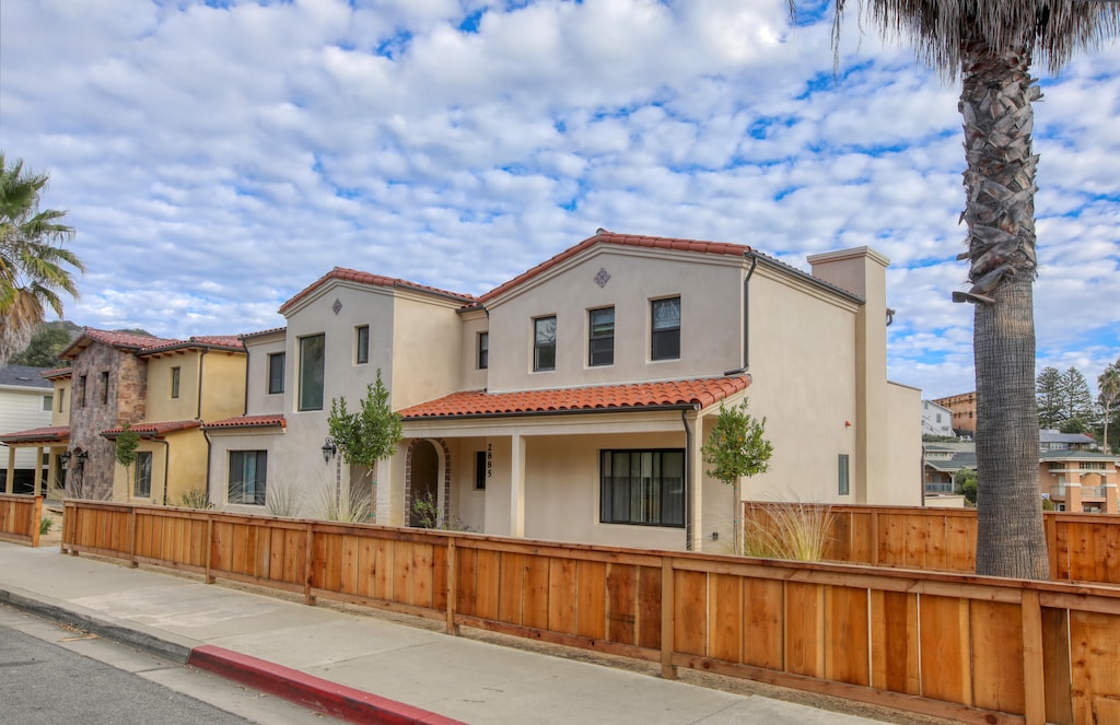 We are so glad you are here at Casa Blanca, Avila Beach. This listing is for a twin home with 7 bedroom suites. Each bedroom has a king bed, fluffy white linens and SmartTV. Most suites are ensuites.
