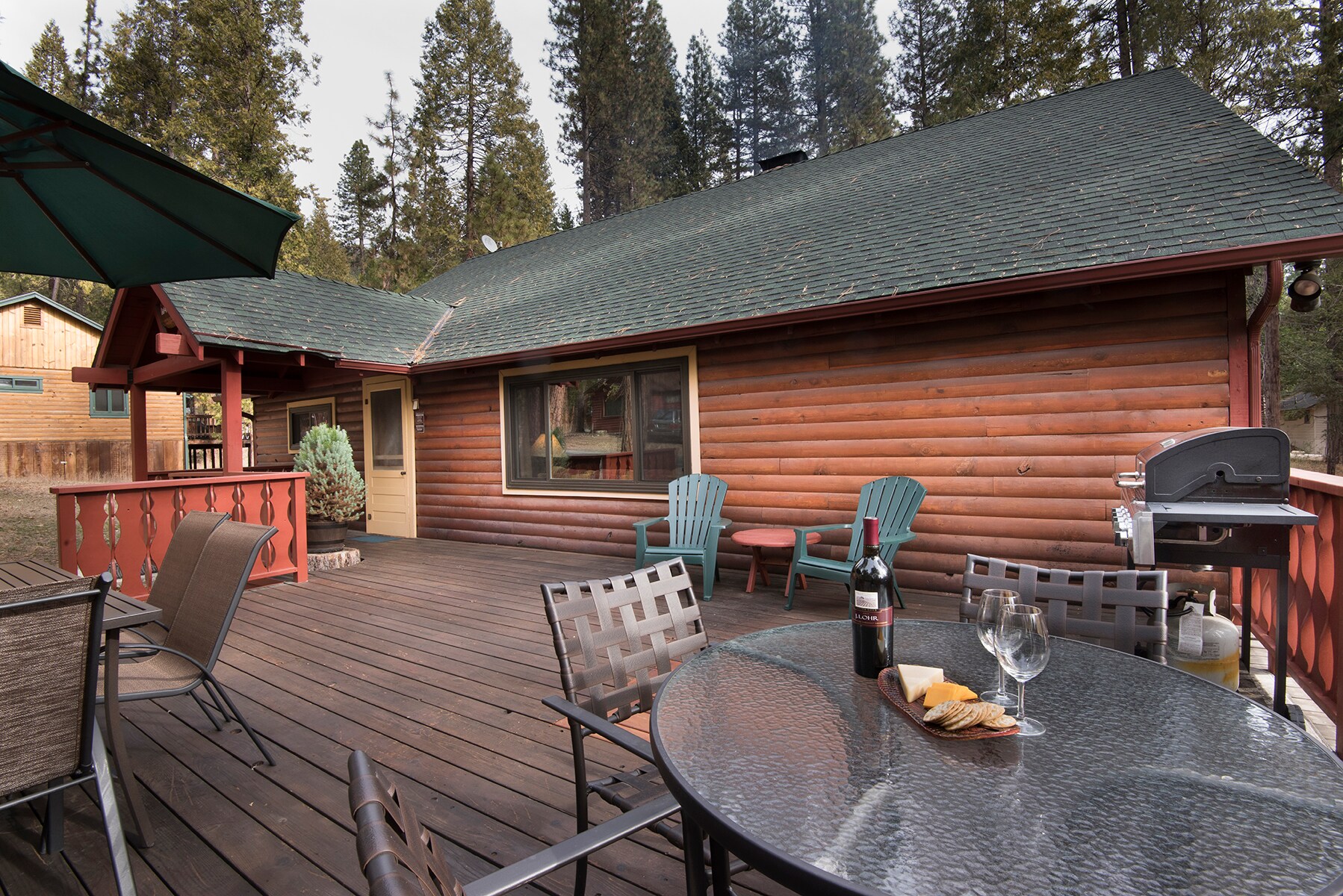 Front large deck with a Gas BBQ for grilling your favorite meals. Lots of room for family and friends to gather together and listen to the sounds of the Merced River.