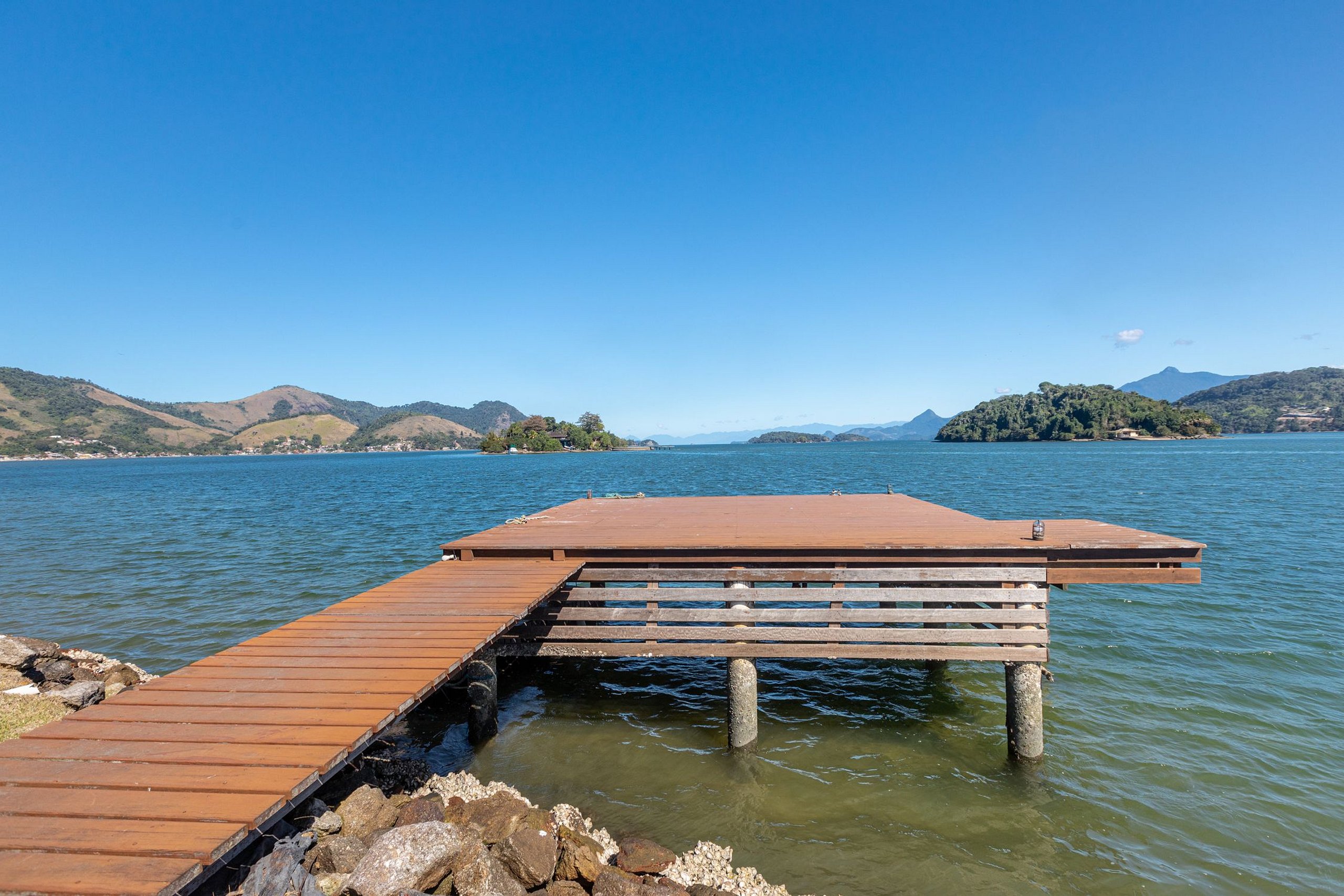 Splendid island with 9 suites in the heart of Angra dos Reis