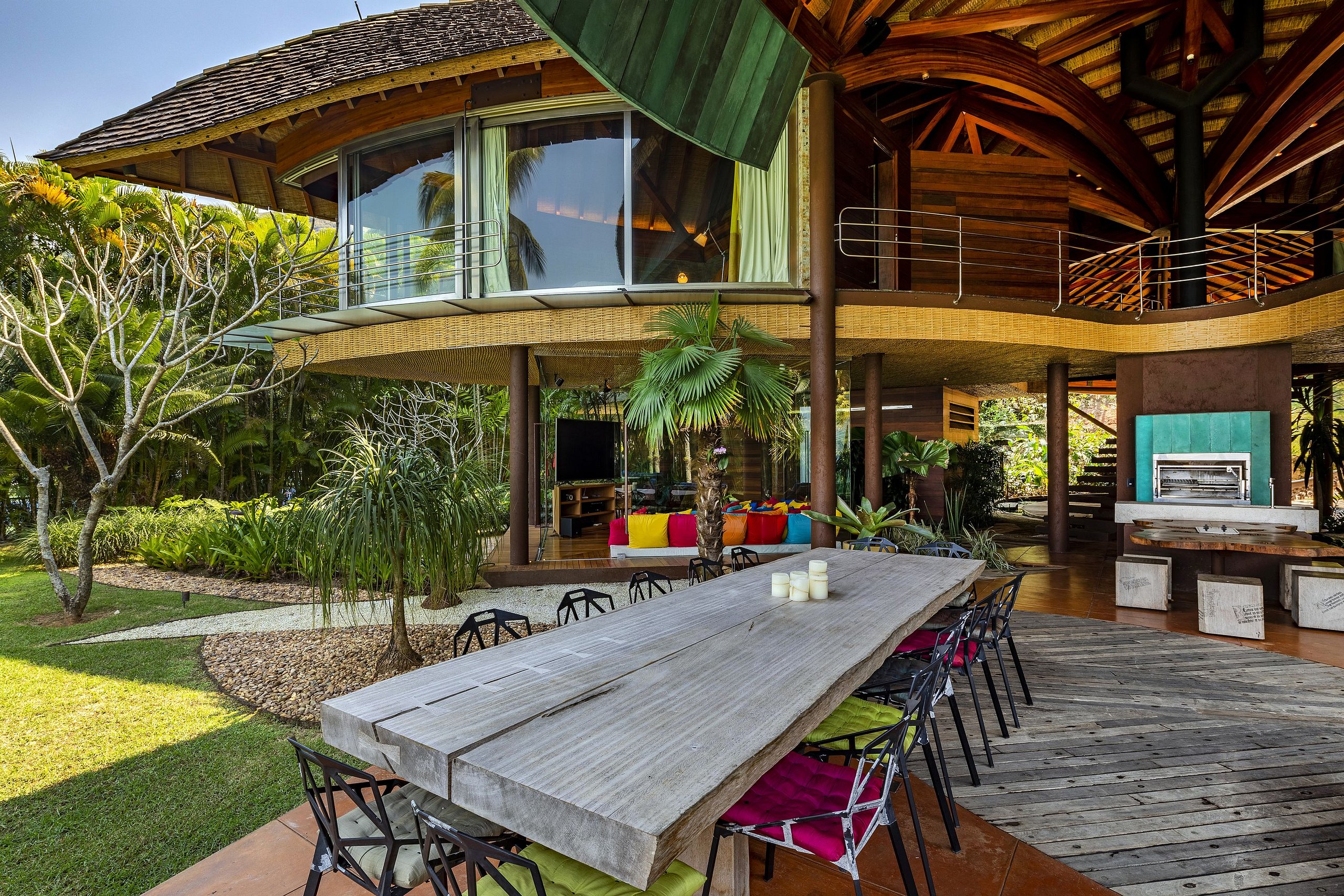 Beautifully Designed Mansion with Quaint Scenery