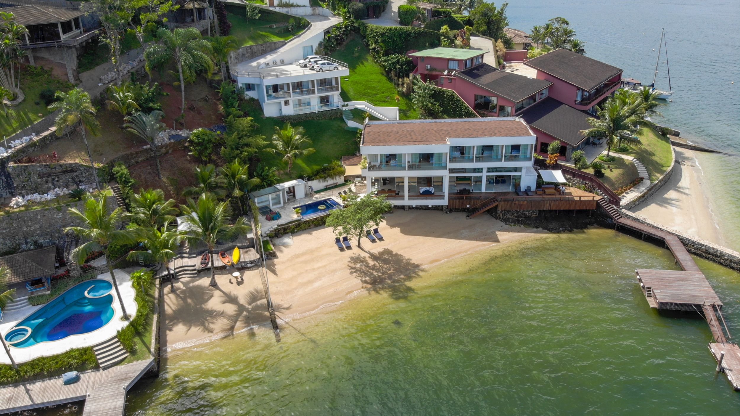 Smart Lively Glass Home with Direct Access to the Beach