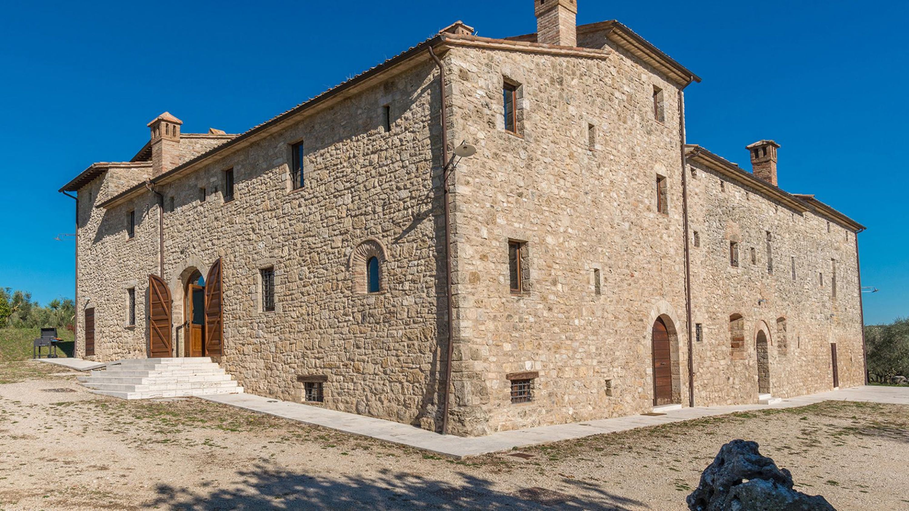 Property Image 2 - Alluring 11th Century Villa with Panoramic Pool