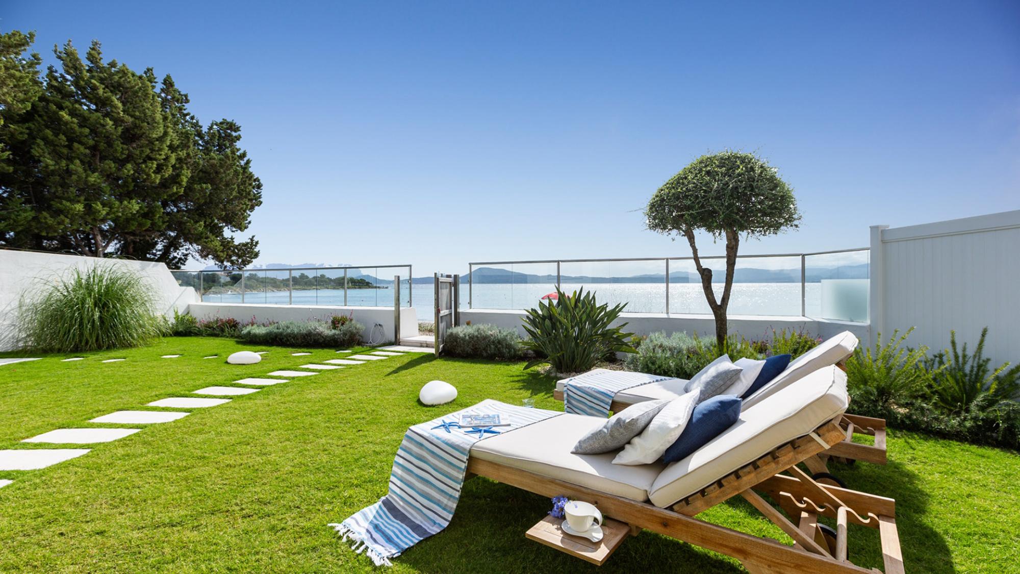 Property Image 1 - Beautiful Beachfront Villa with Veranda and Jacuzzi