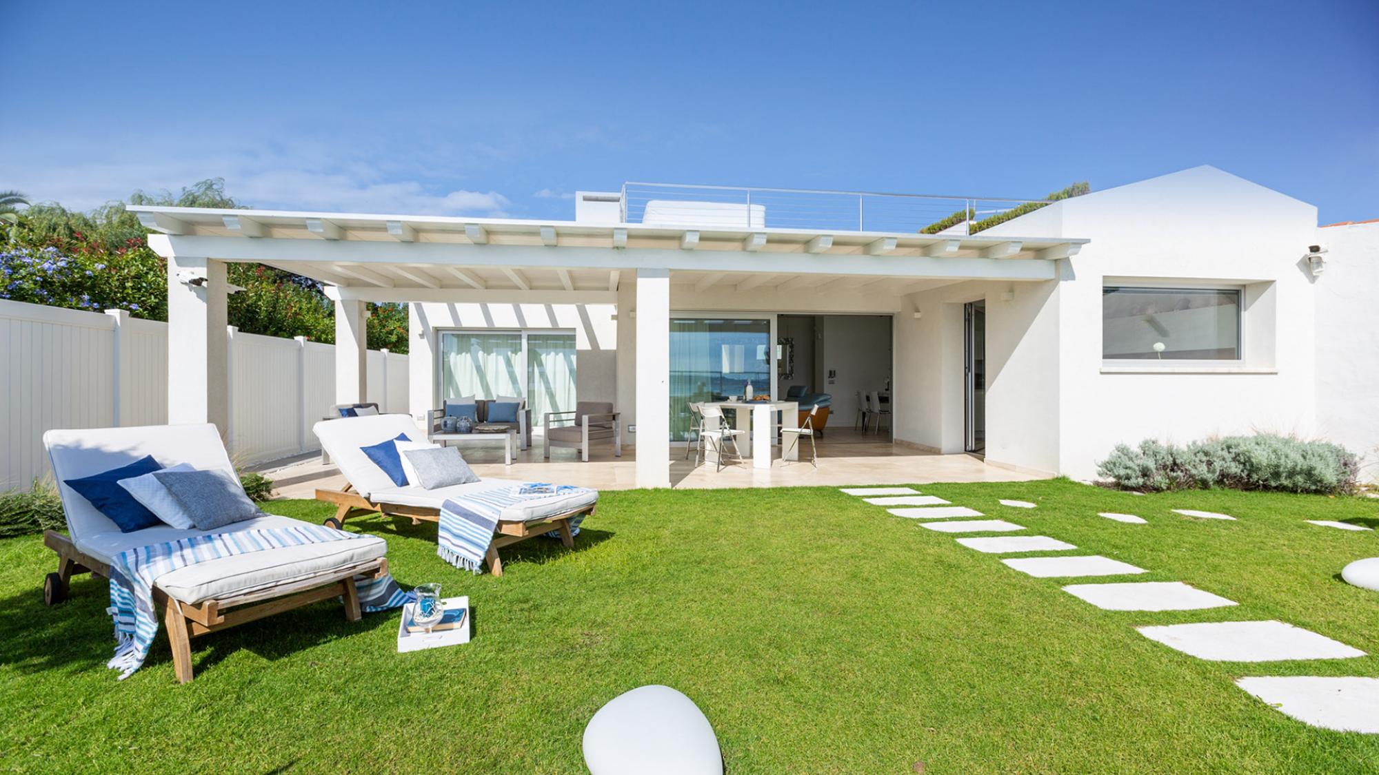Property Image 2 - Beautiful Beachfront Villa with Veranda and Jacuzzi