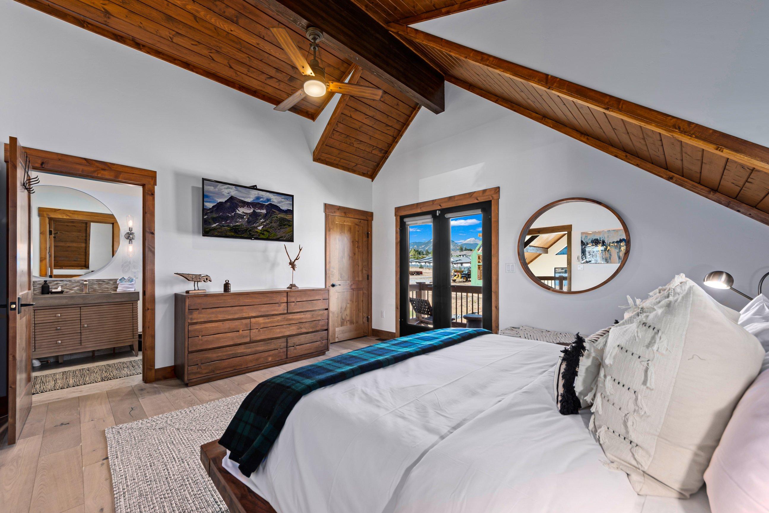 Cozy & Relaxing - Steps to Lake Estes, Private Jacuzzi, Indoor/Outdoor Fireplace Cozy & Relaxing - Steps to Lake Estes, Private Jacuzzi, Indoor/Outdoor Fireplace