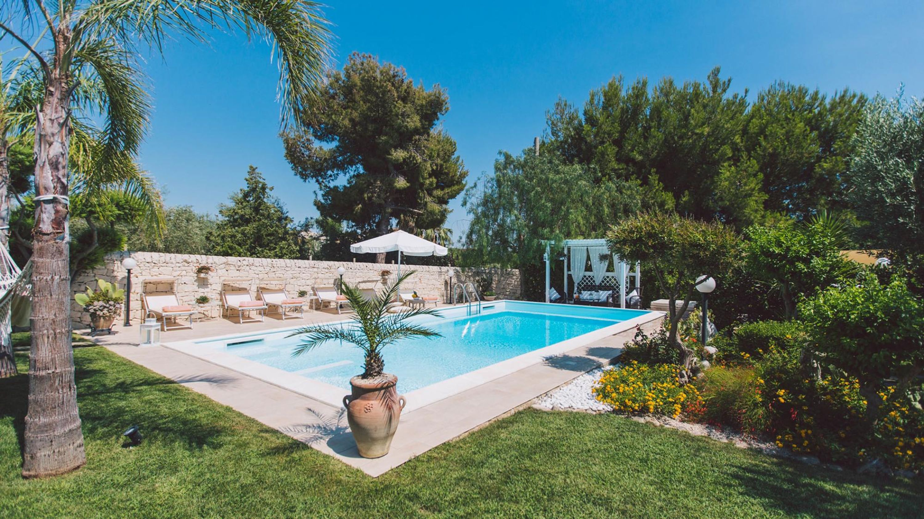 Property Image 2 - Cozy Charming House with Al Fresco Dining and Pool