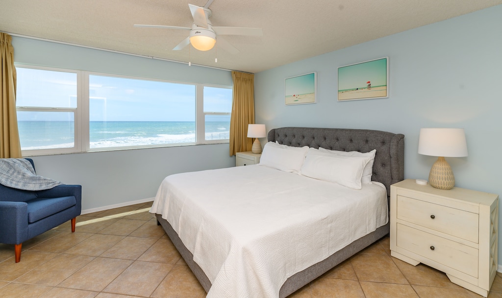 Master bedroom: Plush king bed & wake up to breathtaking ocean views