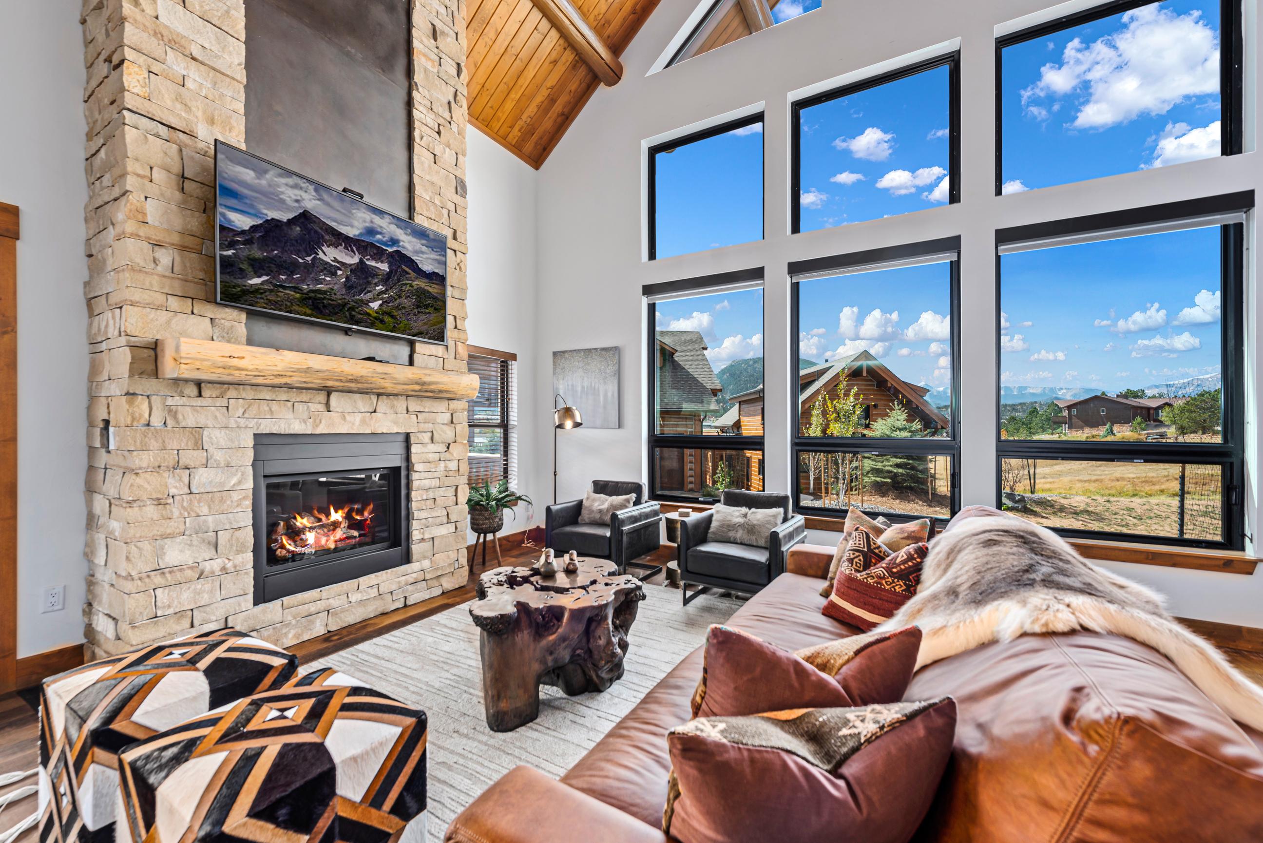 Estes Retreat - Indoor/Outdoor Fireplace, Private Jacuzzi, Located on Lake Estes