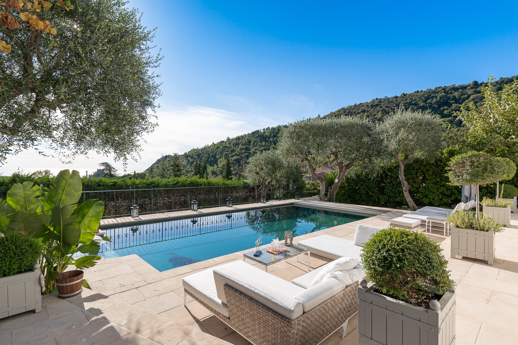 Property Image 2 - 5 bedroom luxury villa with views over the French Riviera 