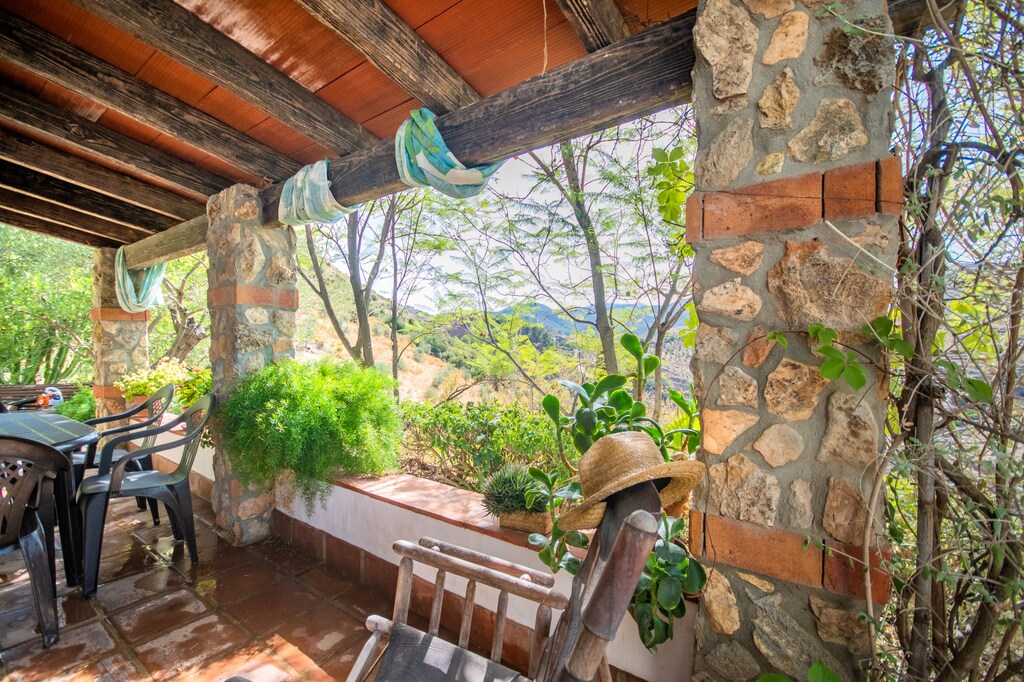 Enjoy the terrace of this rural house in Guaro