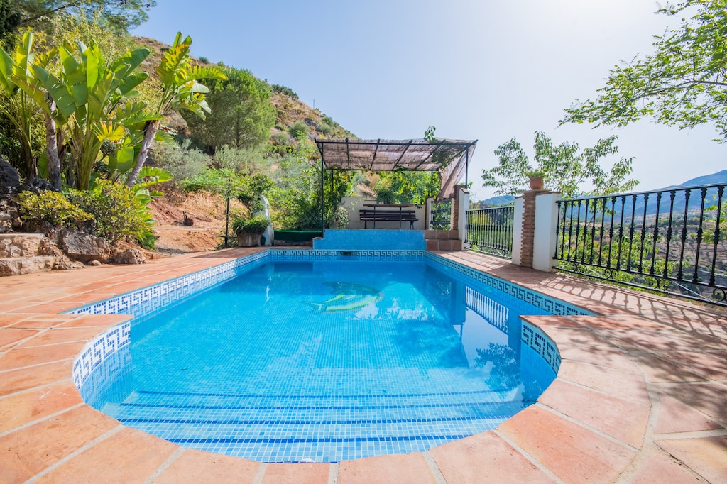 Enjoy the pool of this rural house in Guaro