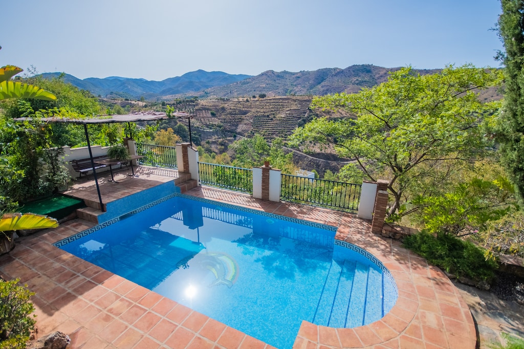Enjoy the pool of this rural house in Guaro