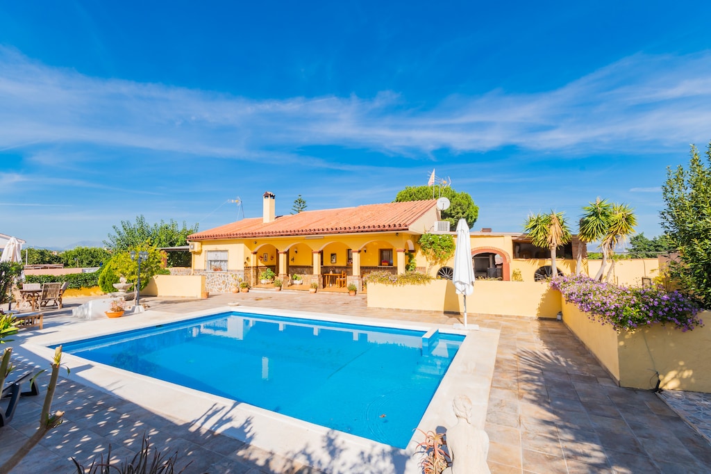 Enjoy the private pool of this Finca in Alhaurín de la Torre