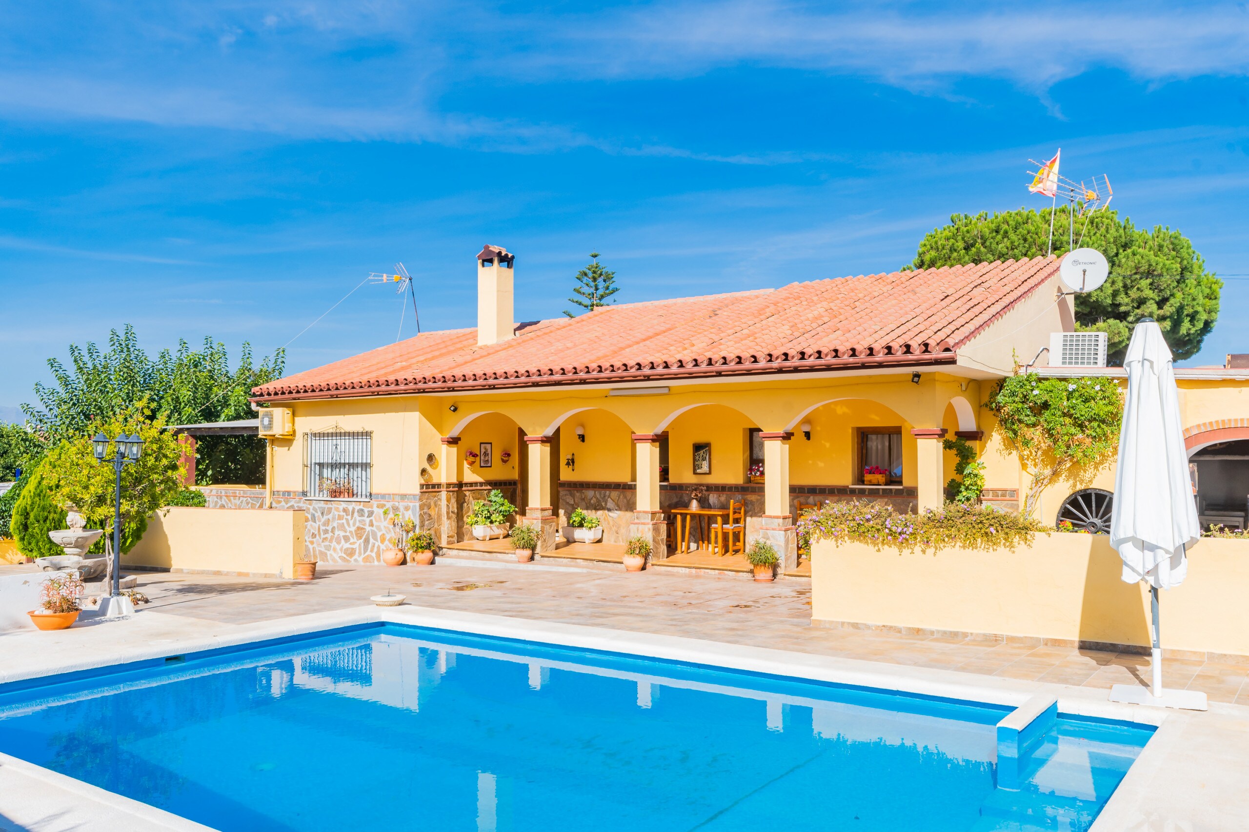 Enjoy the private pool of this Finca in Alhaurín de la Torre