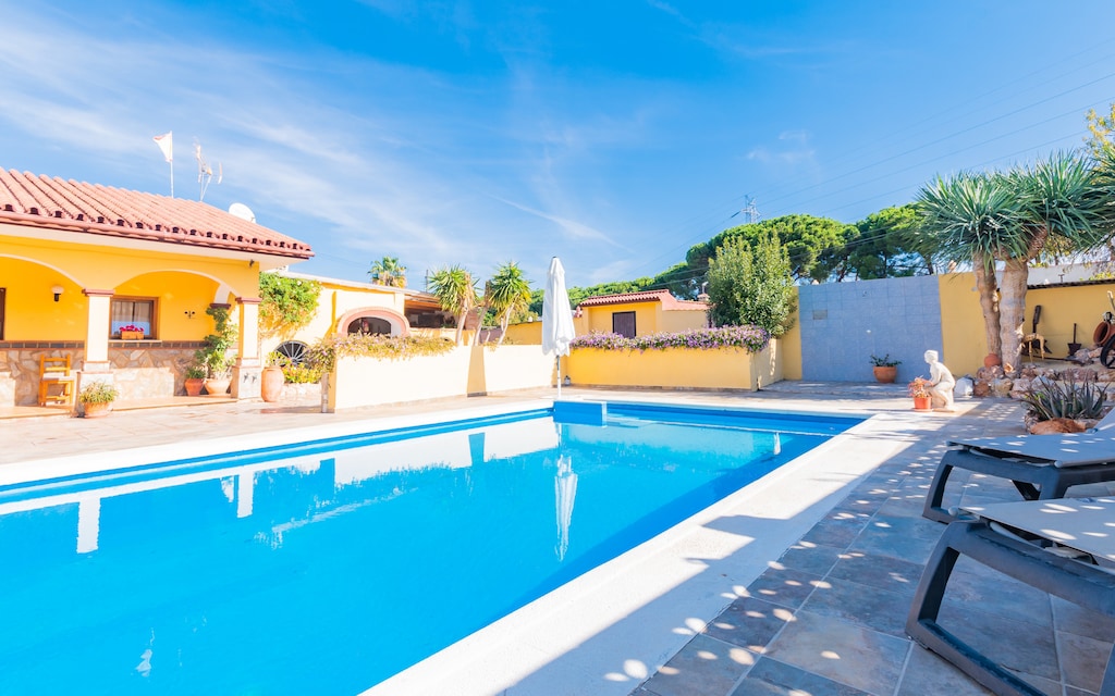 Enjoy the private pool of this Finca in Alhaurín de la Torre