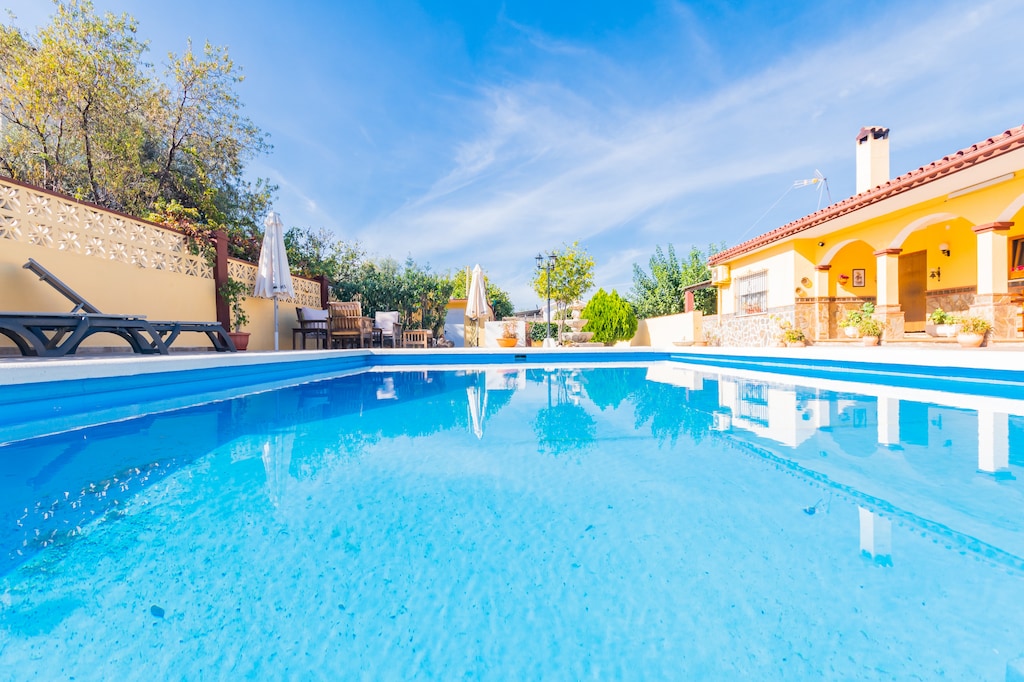 Enjoy the private pool of this Finca in Alhaurín de la Torre