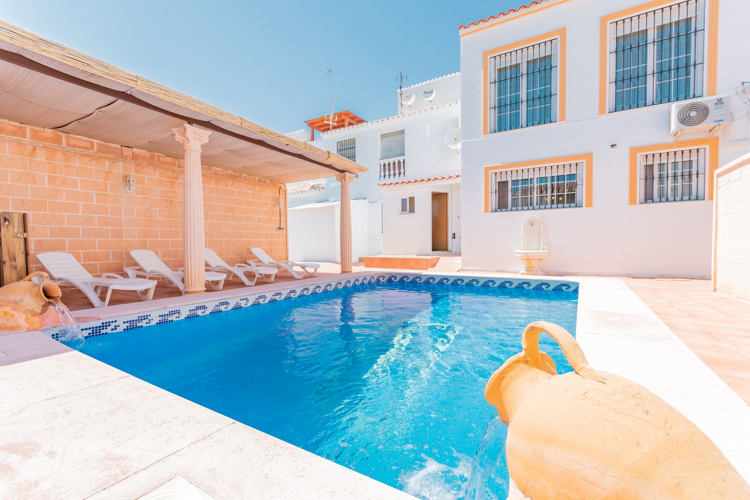 Enjoy the private pool of this Villa in Alhaurín el Grande (Málaga)