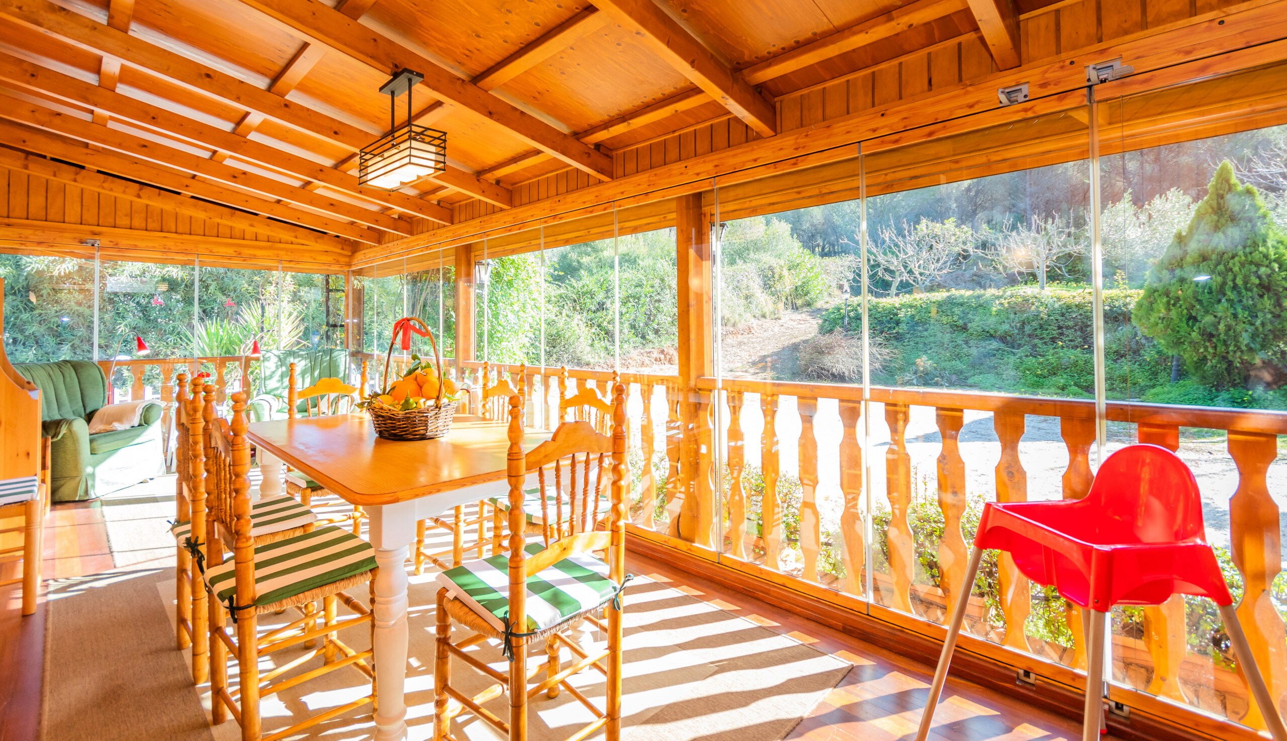 Enjoy the terrace of this wooden house in Alhaurín el Grande