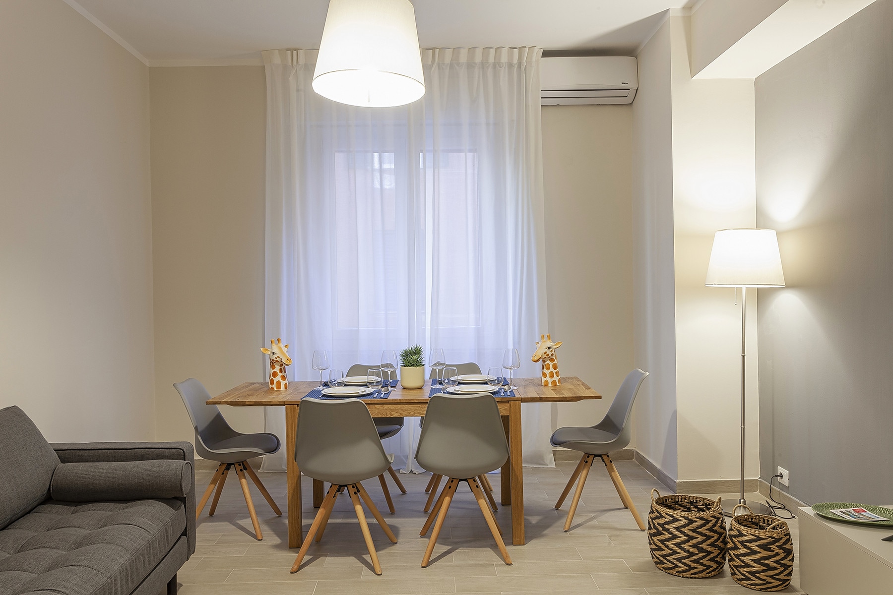 Property Image 1 - Modern Plush 3 Bedroom Apartment in Heart of Genoa