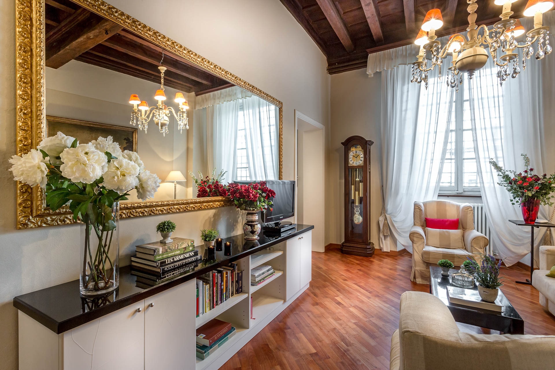 Property Image 1 - Captivating Bright 2 Bedroom Apartment in Lucca Centre