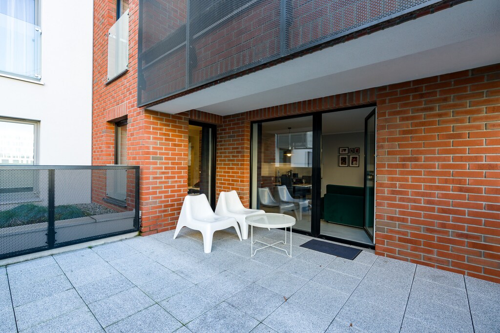 Terrace of Niedziałkowskiego 10/10 with chairs and table