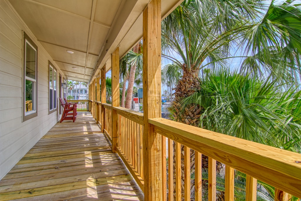 Flat's Cottage A Patio . Flat's Cottage A Patio is covered and provides a lighted exterior