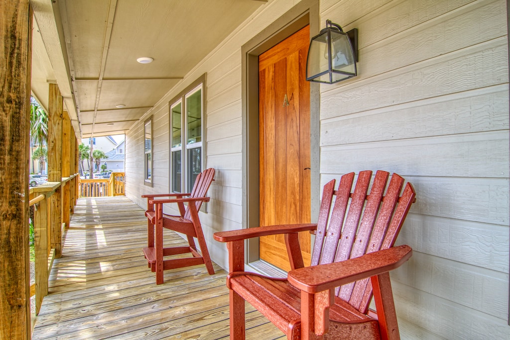 Flat's Cottage A Patio . Flat's Cottage A Patio has a long spacious deck. Perfect for family photos 