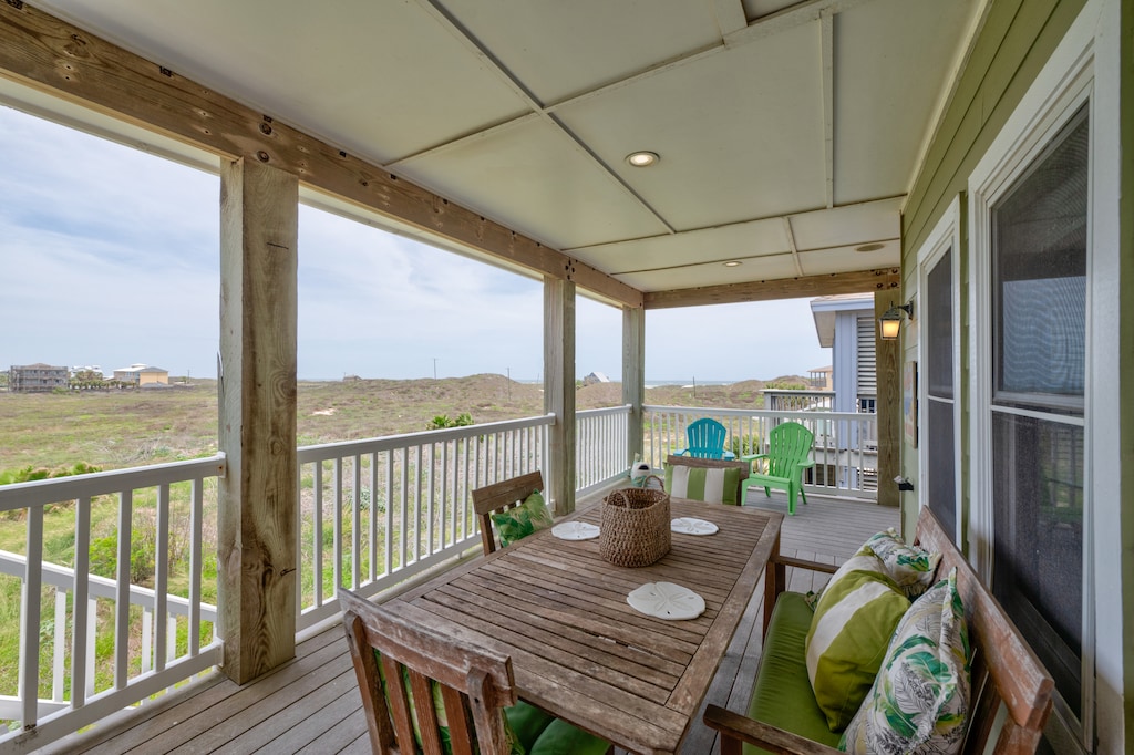 Enjoy Gulf breezes from the 3rd-floor patio off the open living space.